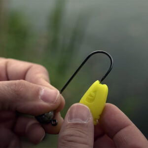 Grub-tartóval ellátott Delphin TYRE jigfej / 5 db