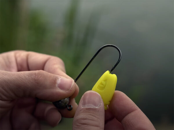 Grub-tartóval ellátott Delphin TYRE jigfej / 5 db